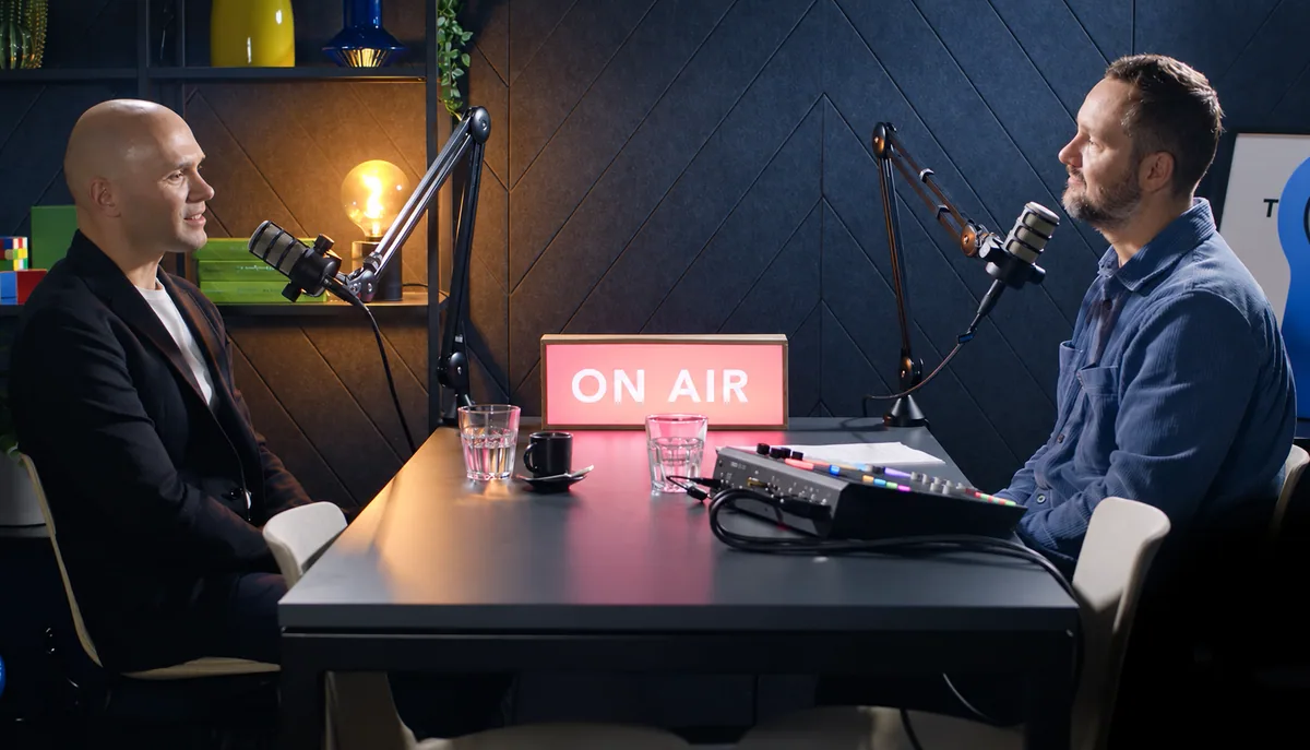 Roman Berglowiec při natáčení podcastu